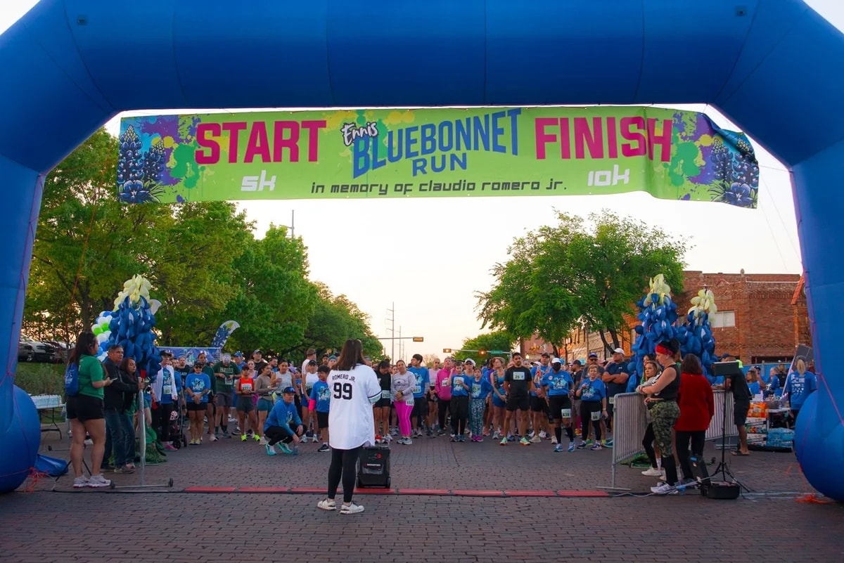 Bluebonnet Run participants at the starting line